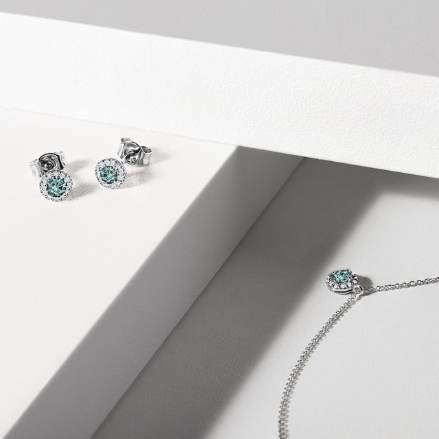 NÁHRDELNÍK V BÍLÉM ZLATĚ S MODRÝM DIAMANTEM - NÁHRDELNÍKY S DIAMANTY - 