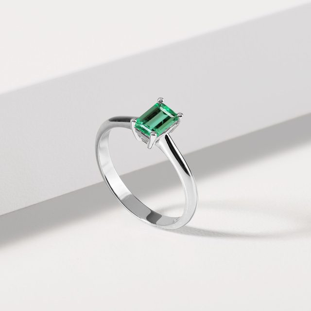 BAGUE EN OR BLANC AVEC ÉMERAUDE TAILLE ÉMERAUDE - BAGUES EN ÉMERAUDE - 