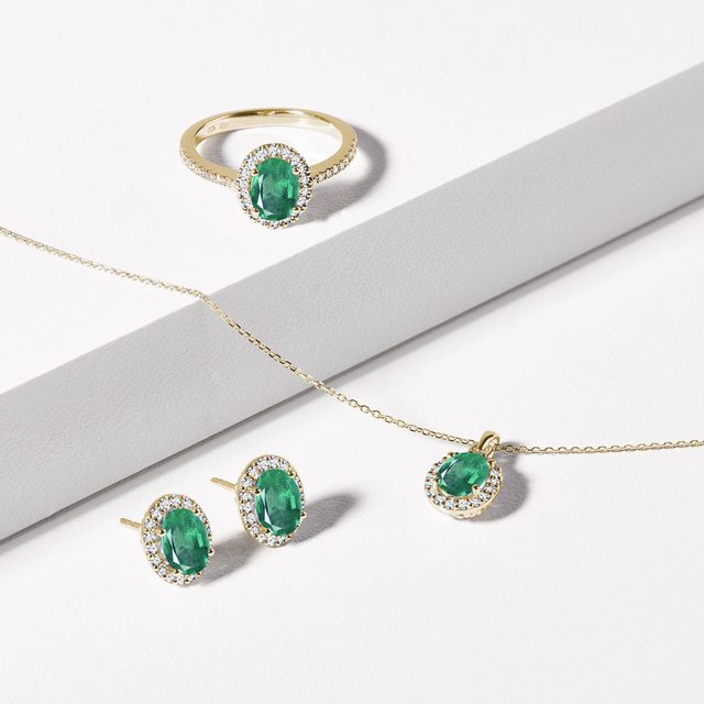 EMERALD AND DIAMOND OVAL GOLD PENDANT - EMERALD NECKLACES - 
