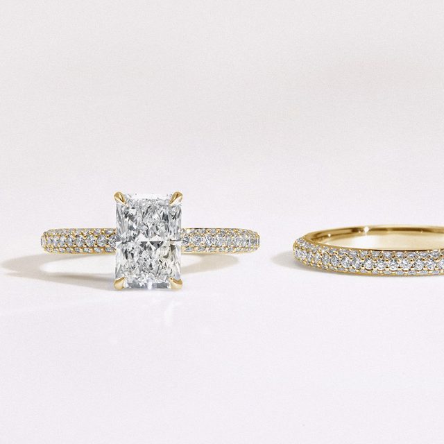 LUXUSNÍ PRSTEN S RADIANT DIAMANTEM VE ŽLUTÉM ZLATĚ - ZÁSNUBNÍ PRSTENY S LAB GROWN DIAMANTY - 