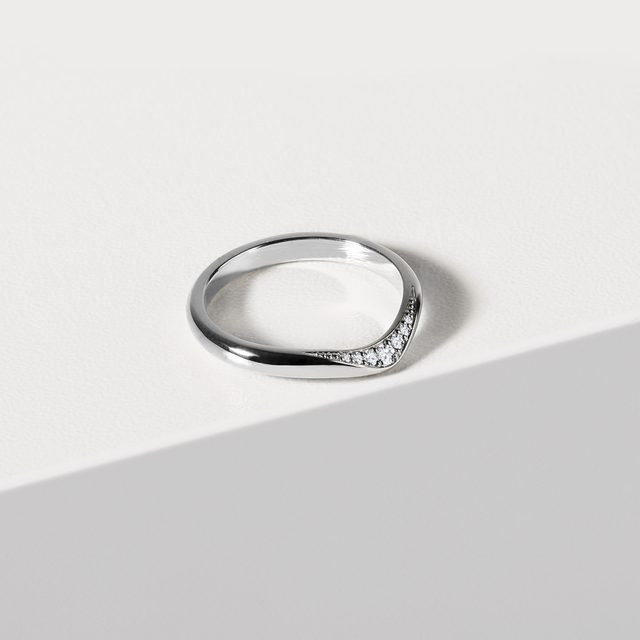 DÁMSKÝ SNUBNÍ PRSTEN S DIAMANTOVOU LINIÍ V BÍLÉM ZLATĚ - DÁMSKÉ SNUBNÍ PRSTENY - 