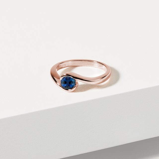 ZÁSNUBNÍ PRSTEN SE SAFÍREM Z RŮŽOVÉHO ZLATA - ZÁSNUBNÍ PRSTENY SE SAFÍREM - 