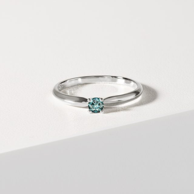 BAGUE EN OR BLANC ET DIAMANT BLEU - BAGUES DE FIANÇAILLES AVEC DIAMANTS DE COULEUR - 