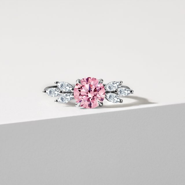 PIERŚCIONEK ZARĘCZYNOWY Z 1KT RÓŻOWYM DIAMENTEM LABORATORYJNYM W BIAŁYM ZŁOCIE - PIERŚCIONKI Z LAB GROWN DIAMENTAMI - 