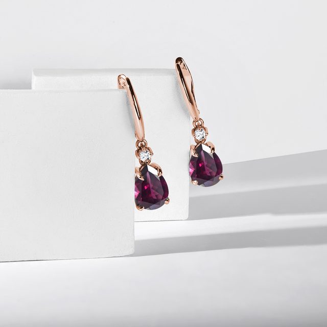 BOUCLES D'OREILLES EN OR ROSE AVEC DIAMANTS ET RHODOLITES - BOUCLES D'OREILLES AVEC GEMMES - 