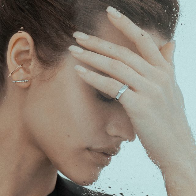 LARGE ANNEAU D'AURICULAIRE DE SURFACE PLATE EN OR BLANC - BAGUES EN OR BLANC - 