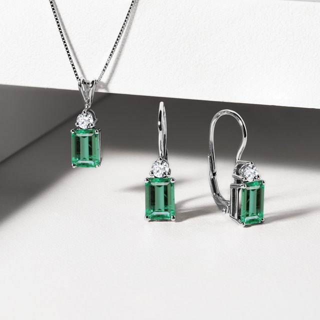 SET NÁUŠNÍC A NÁHRDELNÍKA Z BIELEHO ZLATA SO SMARAGDAMI - DRAHOKAMOVÉ SÚPRAVY - 