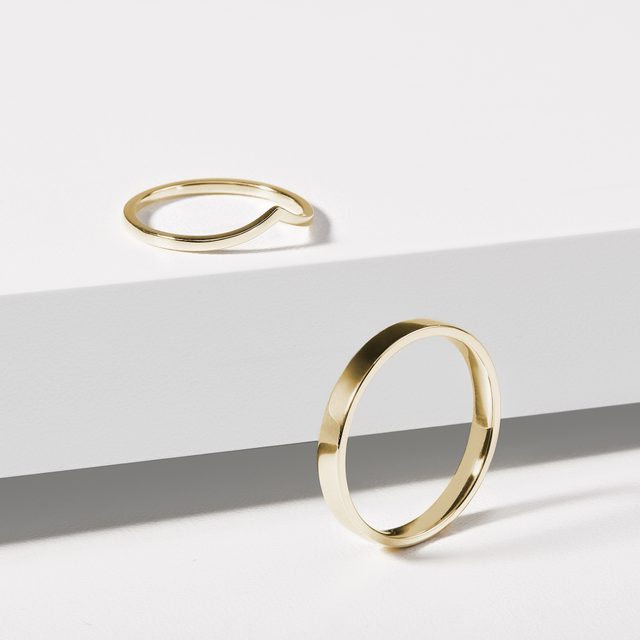 ALLIANCES EN OR ET BAGUE CHEVRON - ENSEMBLE D’ALLIANCES EN OR JAUNE - 