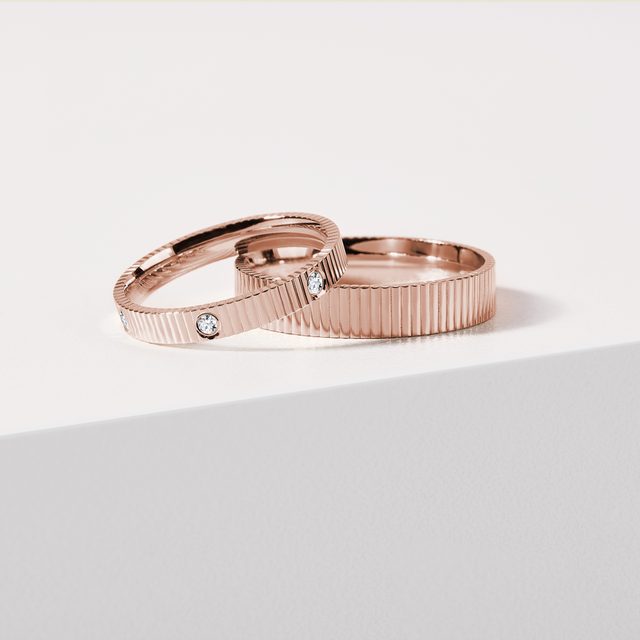 DÁMSKÝ SNUBNÍ PRSTEN SE 6 DIAMANTY V RŮŽOVÉM ZLATĚ - PRSTENY S DIAMANTY - 