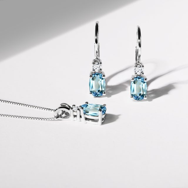 BOUCLES D'OREILLES ET COLLIER OR BLANC, TOPAZES, DIAMANTS - ENSEMBLES DE BIJOUX EN GEMMES - 