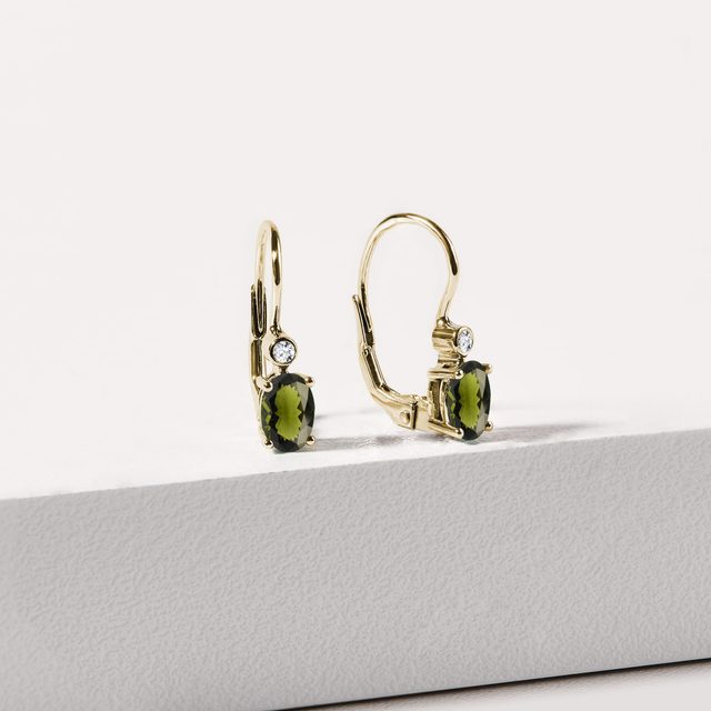 KLASICKÉ NÁUŠNICE S OVÁLNÝMI VLTAVÍNY VE ŽLUTÉM 14K ZLATĚ - NÁUŠNICE S VLTAVÍNEM - 