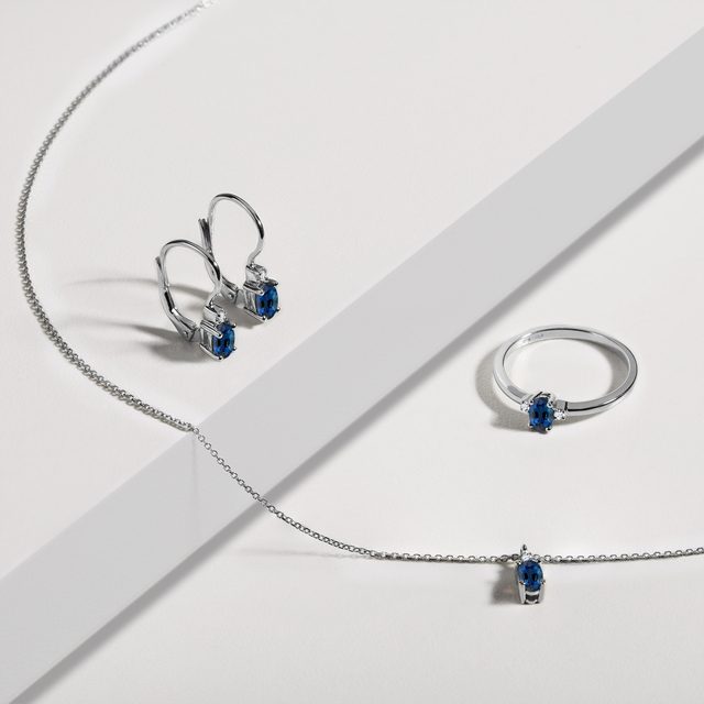 COLLIER EN OR BLANC ORNÉ D'UN SAPHIR OVALE ET D'UN DIAMANT - COLLIERS AVEC SAPHIR - 