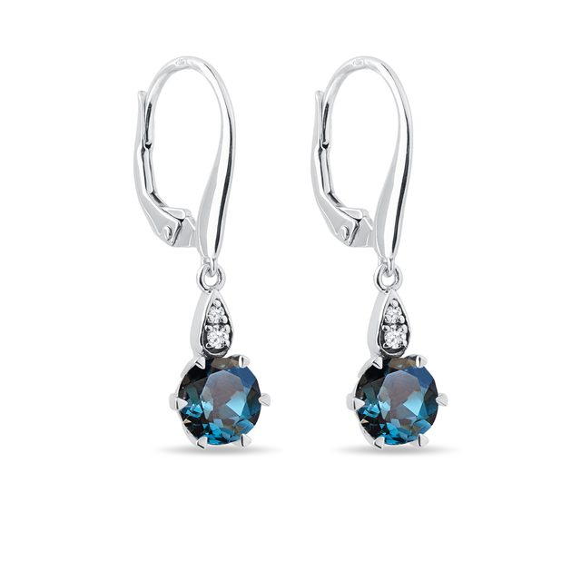 BOUCLES D'OREILLES EN OR BLANC COMPOSÉES DE TOPAZES LONDON BLUE ET DE DIAMANTS - BOUCLES D'OREILLES EN TOPAZE - 