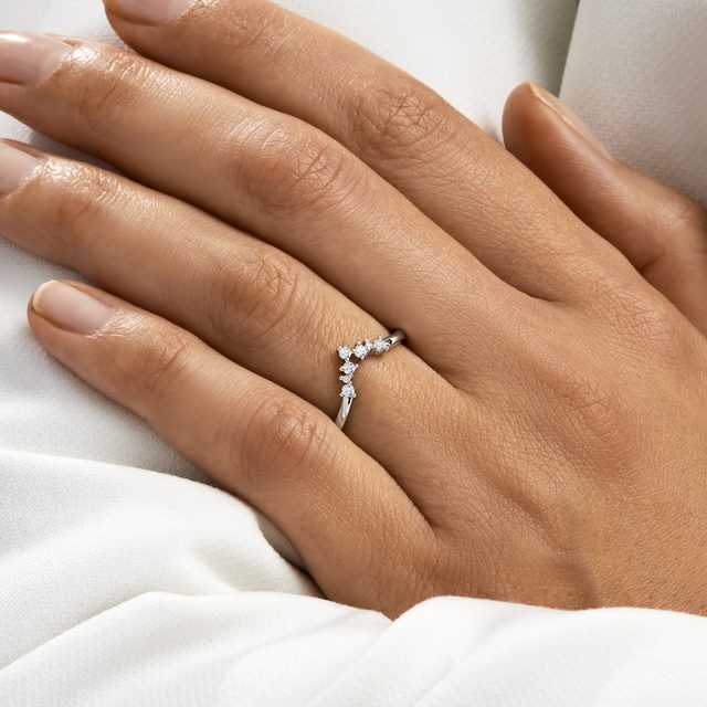 CHEVRON PRSTEN SE SEDMI BRILIANTY V BÍLÉM ZLATĚ - DÁMSKÉ SNUBNÍ PRSTENY - 