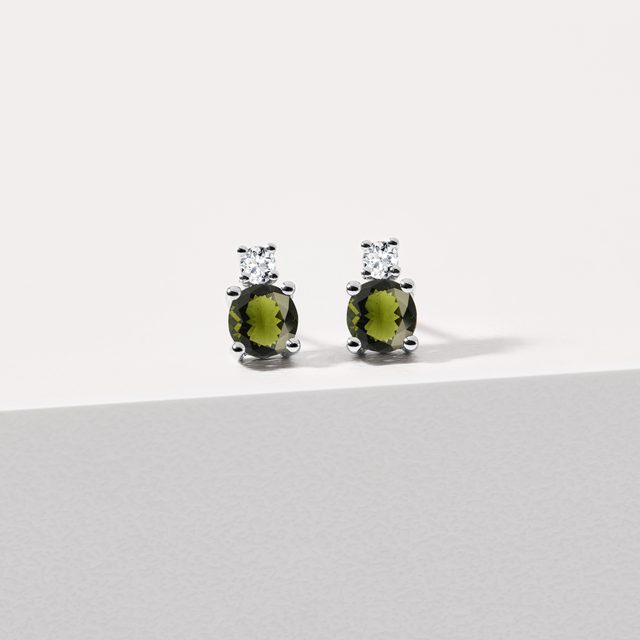 CLOUS D'OREILLES EN OR BLANC, MOLDAVITES ET DIAMANTS - BOUCLES D'OREILLES EN MOLDAVITE - 