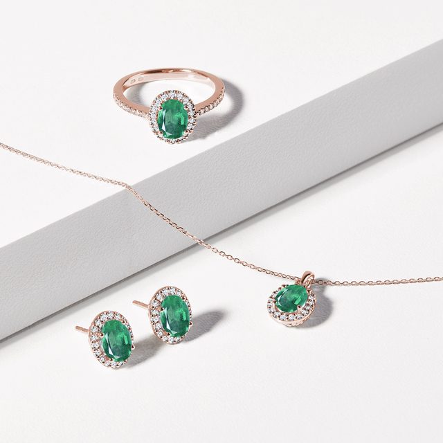 EMERALD AND DIAMOND OVAL PENDANT IN ROSE GOLD - EMERALD NECKLACES - 