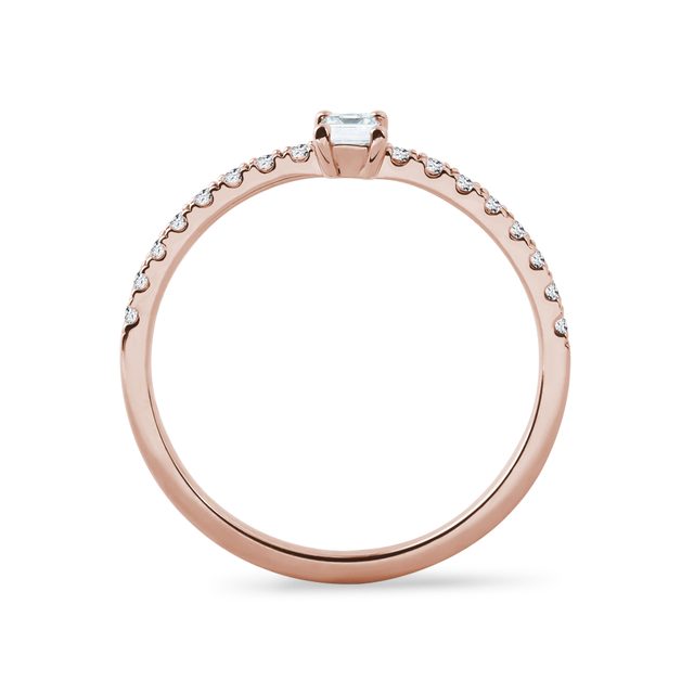 PRSTEŇ Z RUŽOVÉHO ZLATA S EMERALD A OKRÚHLYMI DIAMANTMI - DIAMANTOVÉ ZÁSNUBNÉ PRSTENE - 