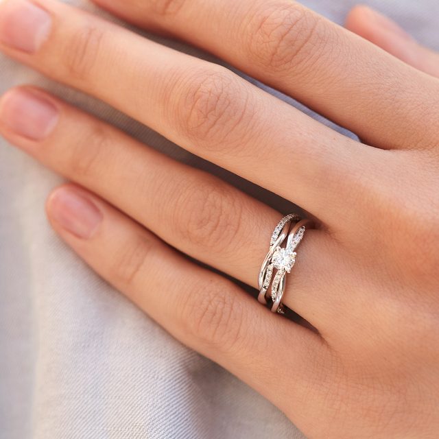 ZÁSNUBNÁ SÚPRAVA Z BIELEHO ZLATA S DIAMANTMI - SÚPRAVY SVADOBNÝCH OBRÚČOK A ZÁSNUBNÝCH PRSTEŇOV - 