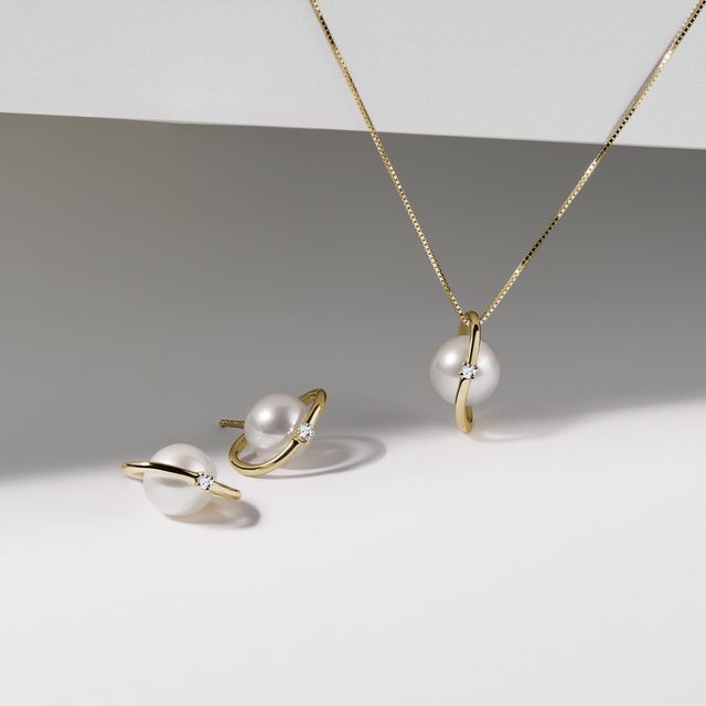 AKOYA PEARL STUDS IN YELLOW GOLD - PEARL EARRINGS - 