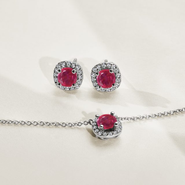 COLLIER EN OR BLANC AVEC HALO DE DIAMANTS ET RUBIS - COLLIERS AVEC RUBIS - 