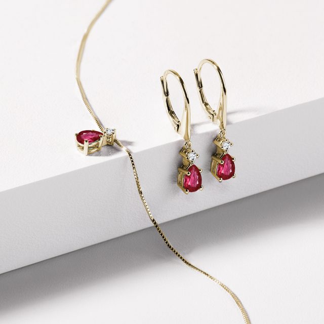 BOUCLES D'OREILLES ET COLLIER EN OR, RUBIS, DIAMANTS - ENSEMBLES DE BIJOUX EN GEMMES - 