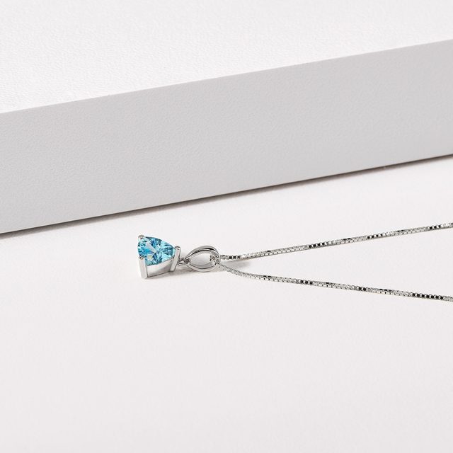 WISIOREK Z BIAŁEGO ZŁOTA Z TOPAZEM O SZLIFIE TRILLION - NASZYJNIKI Z TOPAZAMI - 