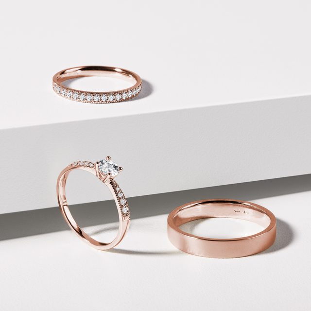 EHERINGSET AUS ROSEGOLD MIT DIAMANTEN UND EINEM SATIN-FINISH - ROSÉGOLDENE TRAURINGE IM SET - 