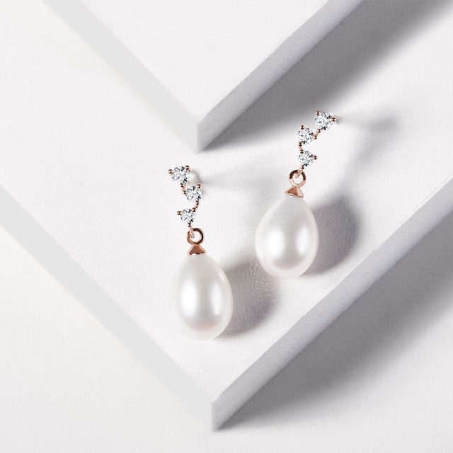 BOUCLES D'OREILLES DELUXE EN OR ROSE AVEC PERLES D'EAU DOUCE ET DIAMANTS - BOUCLES D'OREILLES EN PERLES - 