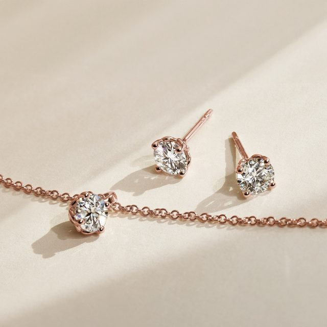 PUCES D'OREILLES ET COLLIER OR ROSE, DIAMANTS DE SYNTHÈSE - ENSEMBLES DE BIJOUX EN DIAMANT - 