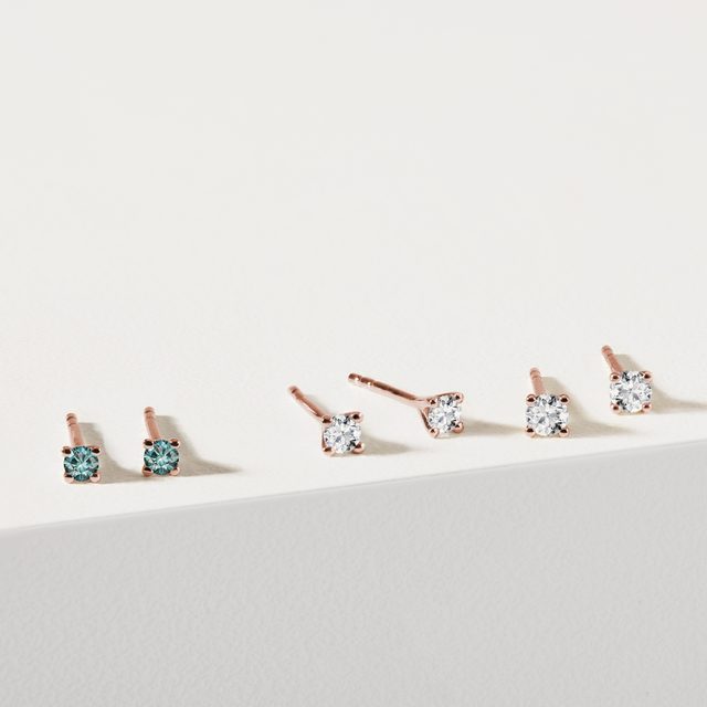 MALUTKIE KOLCZYKI Z RÓŻOWEGO ZŁOTA Z NIEBIESKIMI DIAMENTAMI - DIAMENTOWE KOLCZYKI SZTYFTY - 