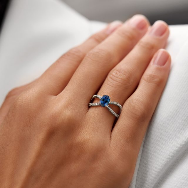 BAGUE DE FIANÇAILLES LUXUEUSE EN OR BLANC AVEC SAPHIR ET DIAMANTS - BAGUES DE FIANÇAILLES EN SAPHIR - 