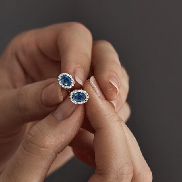 BOUCLES D'OREILLES OVALES EN OR BLANC, SAPHIR ET DIAMANT - BOUCLES D'OREILLES EN SAPHIR - 