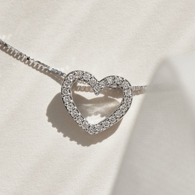 NÁHRDELNÍK VE TVARU DIAMANTOVÉHO SRDCE Z BÍLÉHO ZLATA - NÁHRDELNÍKY S DIAMANTY - 