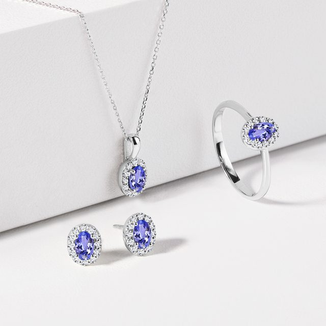 PUCES D'OREILLES AURÉOLE EN OR BLANC AVEC TANZANITE OVALE ET DIAMANTS - BOUCLES D’OREILLES EN TANZANITE - 