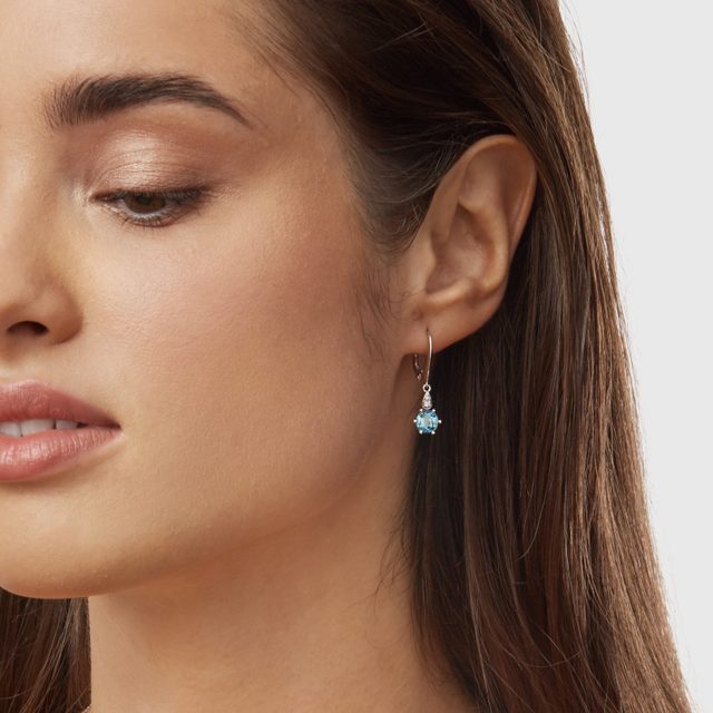 BOUCLES D'OREILLES ET COLLIER, OR BLANC, TOPAZES, DIAMANTS - ENSEMBLES DE BIJOUX EN GEMMES - 