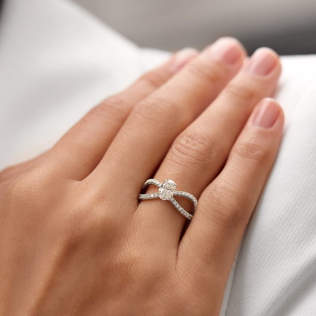 LUXUSNÍ ZÁSNUBNÍ PRSTEN Z BÍLÉHO ZLATA S DIAMANTY - ZÁSNUBNÍ PRSTENY S LAB GROWN DIAMANTY - 