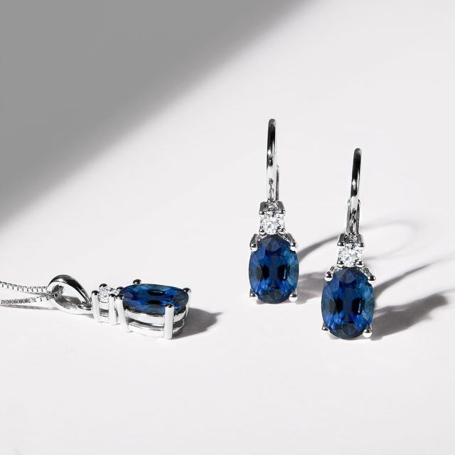 BOUCLES D'OREILLES EN OR BLANC, SAPHIRS 2,0 CT ET DIAMANTS - BOUCLES D'OREILLES EN SAPHIR - 