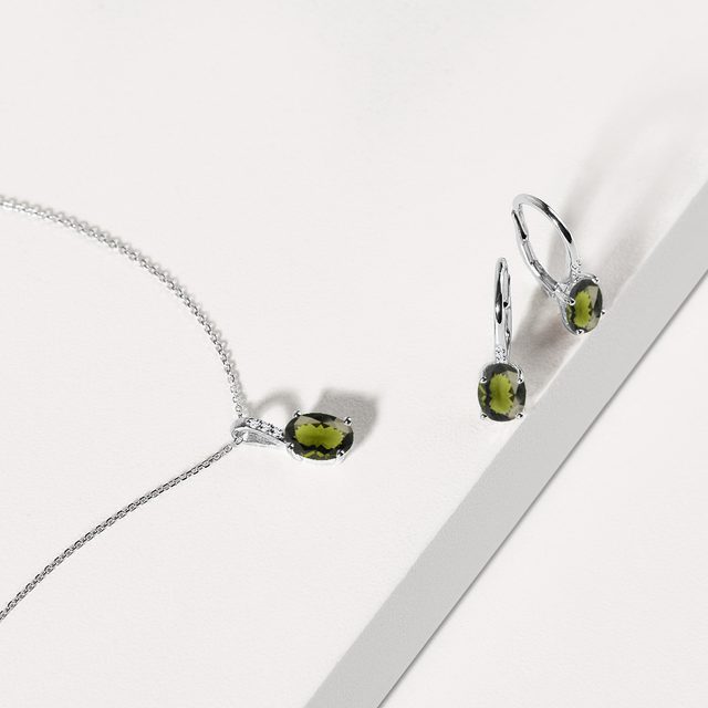 COLLIER EN OR BLANC AVEC MOLDAVITE ET DIAMANTS - COLLIERS AVEC MOLDAVITE - 