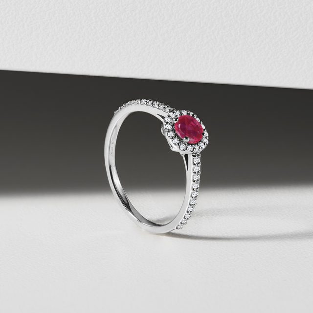 BAGUE EN OR BLANC AVEC HALO DE DIAMANTS ET RUBIS - BAGUES DE FIANÇAILLES EN RUBIS - 