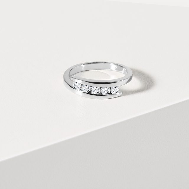 BAGUE EN OR BLANC AVEC CINQ DIAMANTS - ALLIANCES DE MARIAGE FEMMES - 