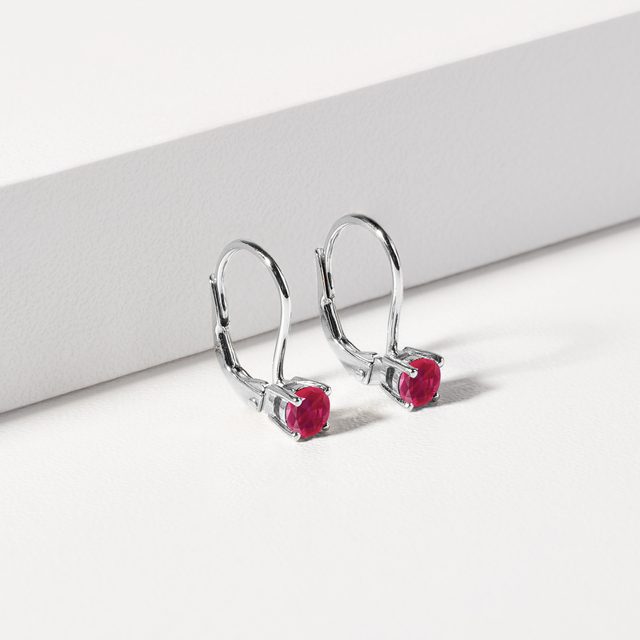 BOUCLES D'OREILLES PENDANTES EN OR BLANC ET RUBIS - BOUCLES D'OREILLES EN RUBIS - 