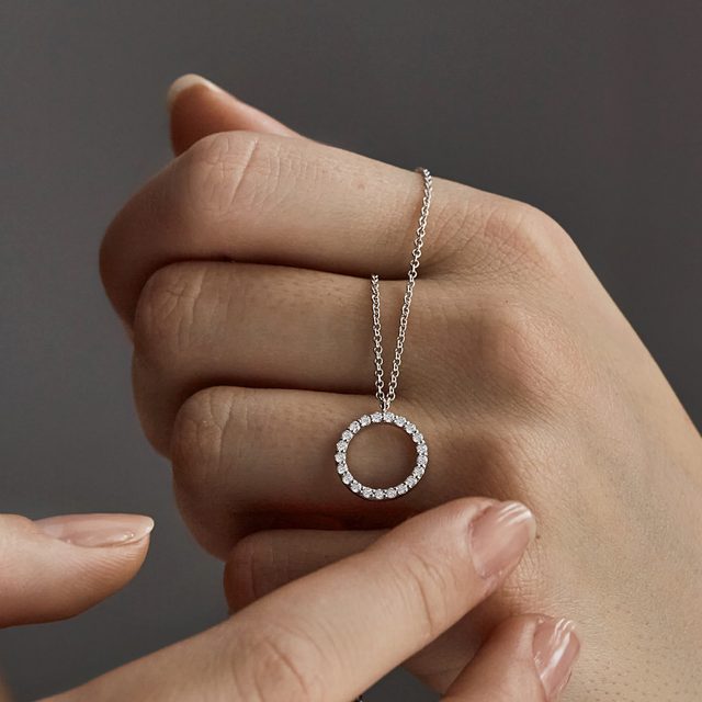 ORNATE ROUND BRILLIANT PENDANT IN WHITE GOLD - DIAMOND NECKLACES - 