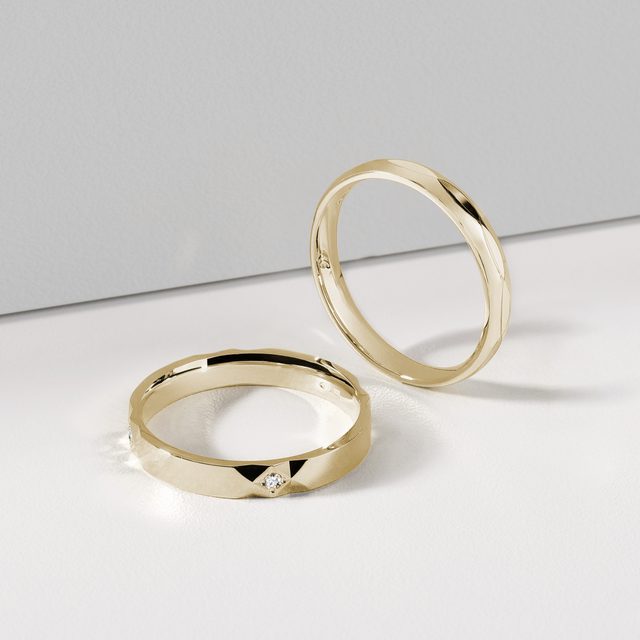 WOMEN'S WEDDING BAND WITH A DIAMOND IN YELLOW GOLD - DIAMOND RINGS - 