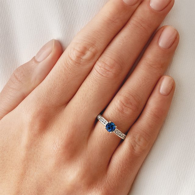 SAPPHIRE AND DIAMOND RING IN WHITE GOLD - SAPHIRVERLOBUNGSRINGE - 