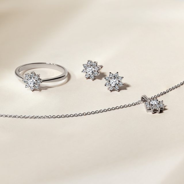 COLLIER EN OR BLANC AVEC FLEUR EN DIAMANT - COLLIERS AVEC DIAMANTS - 