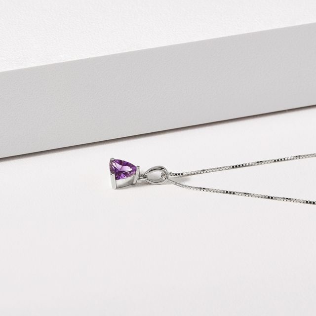 NÁHRDELNÍK Z BIELEHO ZLATA S AMETYSTOM VO VÝBRUSE TRILION - NÁHRDELNÍKY S AMETYSTOM - 