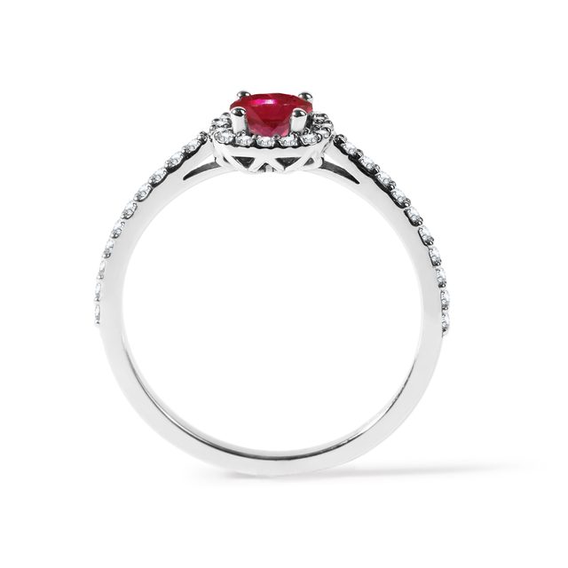 BAGUE EN OR BLANC AVEC HALO DE DIAMANTS ET RUBIS - BAGUES DE FIANÇAILLES EN RUBIS - 