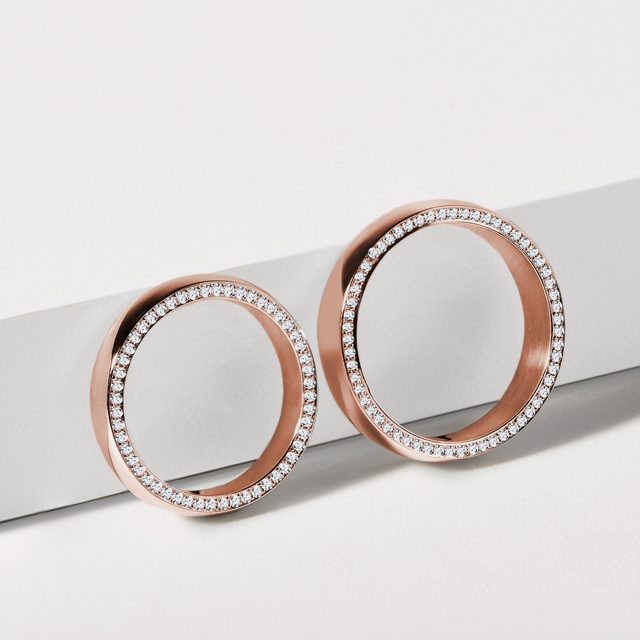 ENSEMBLE D'ALLIANCES EN OR ROSE AVEC DIAMANTS LATÉRAUX - ENSEMBLE D’ALLIANCES EN OR ROSE - 