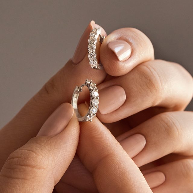 NÁUŠNICE S DIAMANTY V BÍLÉM ZLATĚ - DIAMANTOVÉ NÁUŠNICE - 