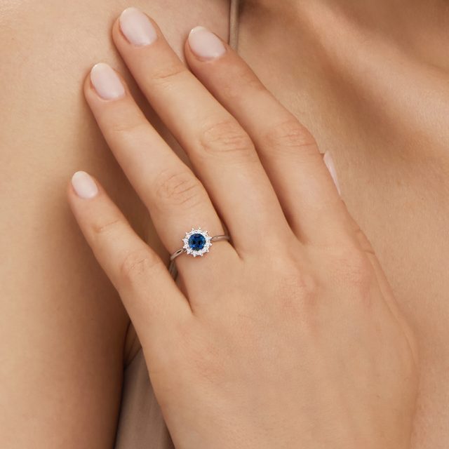 PRSTEN Z BÍLÉHO ZLATA S KULATÝM SAFÍREM A BRILIANTY - ZÁSNUBNÍ PRSTENY SE SAFÍREM - 